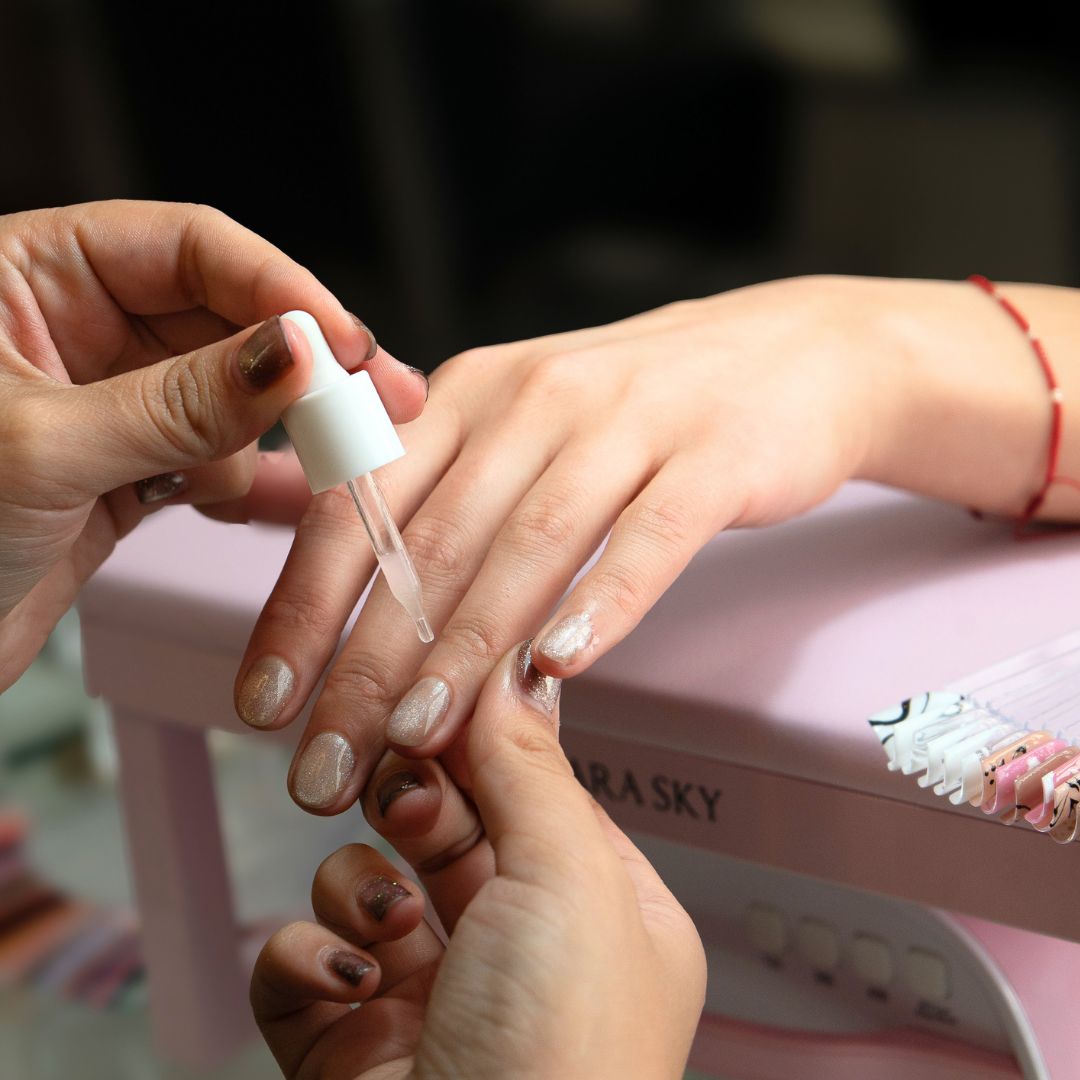 Mano en proceso de Manicure