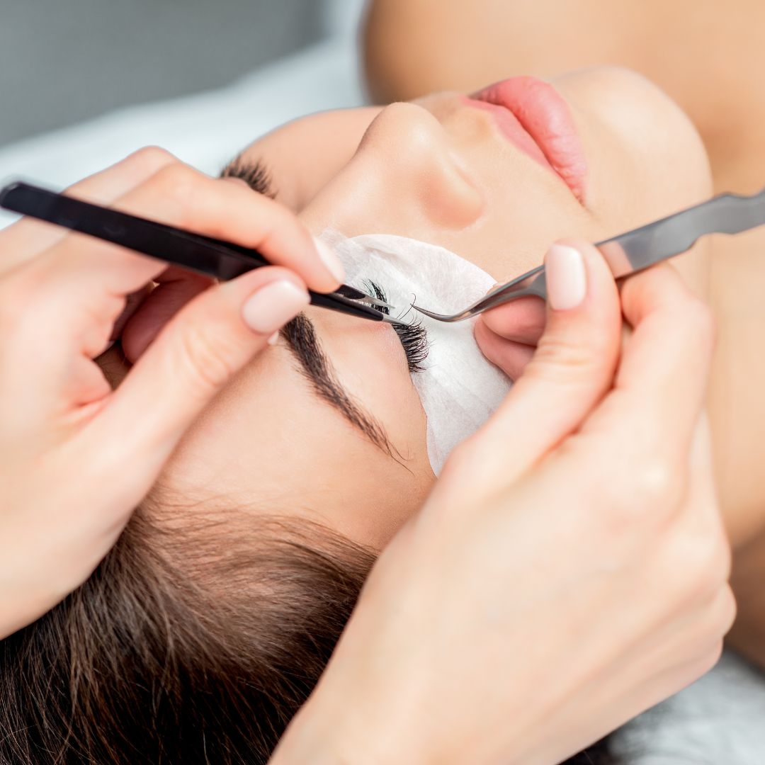 mujer realizandose una extensión de pestañas